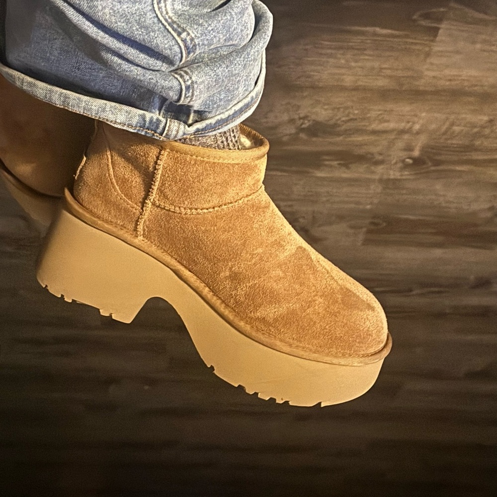 Ugg classic ultra mini new heights Boots. Women’s size 8 Chestnut